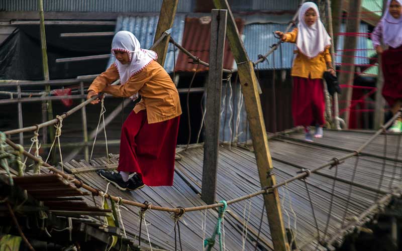  Siswa SD Terpaksa Melintasi Jembatan Gantung Yang Rusak di Kalimantan Selatan