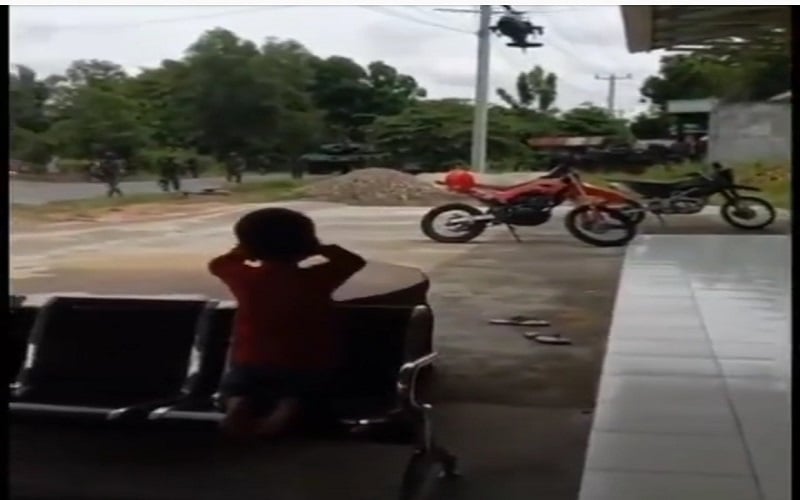  Heboh, Helikopter Terbang Rendah Rusak Atap Warung Makan