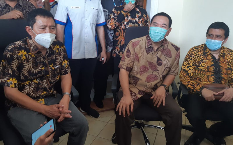 Tommy Soeharto (tengah) memberikan keterangan pers bersama dengan pemilik Bintang Baru Raya Logistic Tata Djuarsa memberikan keterangan pers dalam peresmian Dawuan Depo Logistik Dawuan, Rabu (10/11/2021). /Bisnis-Anitana W. Puspa