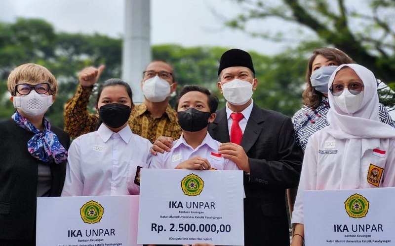  Hari Pahlawan: IKA Unpar-Pemkot Bandung Salurkan Bantuan Beasiswa dan Makanan