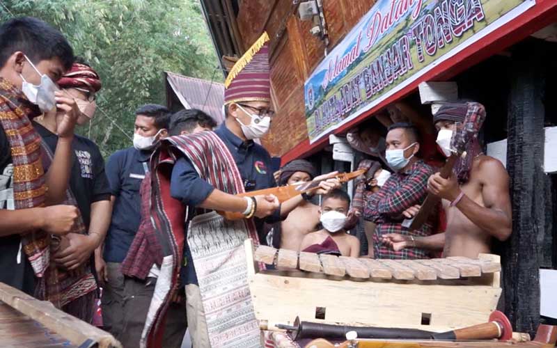  Sandiaga Memberikan Alat Pertukangan, Masyarakat Kreatif , Lapangan Kerja Terbuka