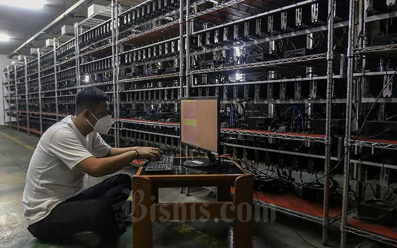 Karyawan beraktivitas di Mining farm Rekeningku.com di Cibitung, Jawa Barat, Selasa (21/9/2021). Mining Farm yang telah berjalan sejak Oktober 2017 itu kini memiliki lebih dari 2.000 unit GPU dengan mayoritas menambang koin kripto Ethereum (ETH). Bisnis/Eusebio Chrysnamurti