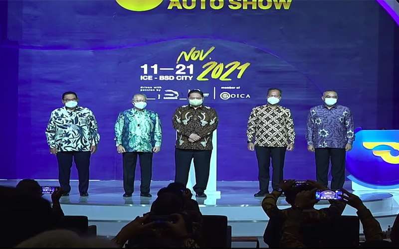 Ketua Umum Gaikindo Yohannes Nangoi (kedua kiri), Menteri Koordinator Bidang Perekonomian Airlangga Hartarto (tengah), dan Menteri Perindustrian Agus Gumiwang (kedua kanan) membuka Gaikindo Indonesia International Auto Show (GIIAS) 2021 di ICE BSD, Tangerang, Banteng, Kamis (11/11/2021). /Youtube GIIAS_ID