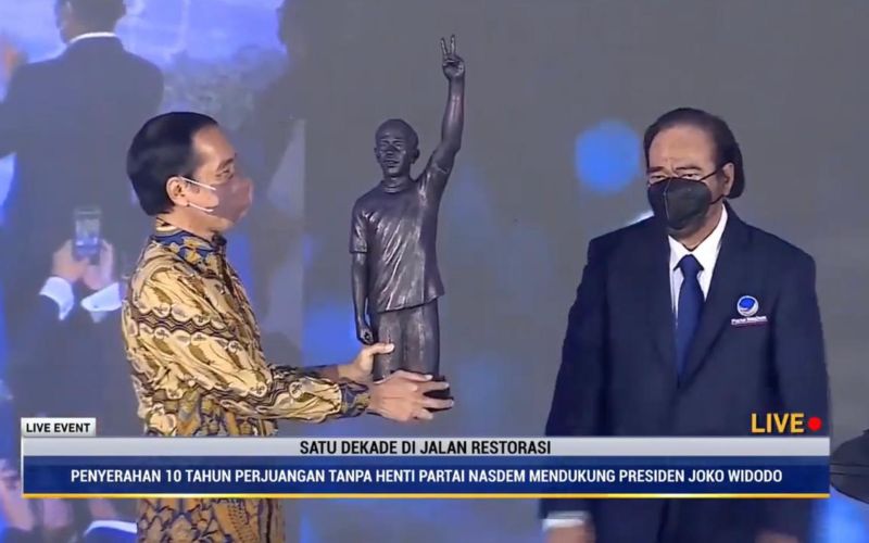 Surya Paloh Beri Jokowi Patung Simbol 10 Tahun Dukungan Nasdem