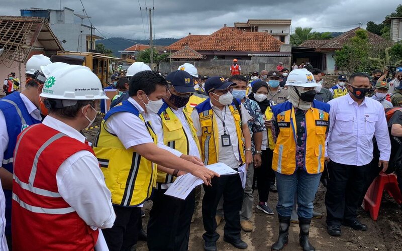  Banjir di Kota Batu Dipicu juga Sampah Menyumbat Saluran Air