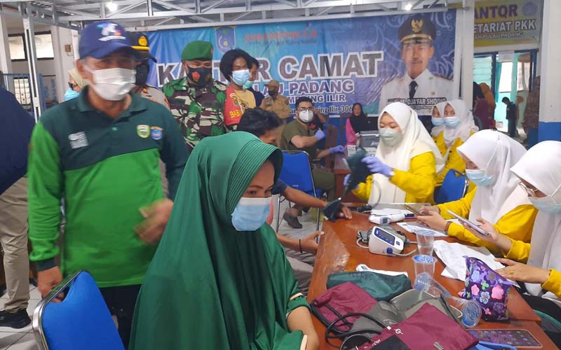 Bupati OKI Iskandar meninjau kegiatan vaksinasi di SP Padang, OKI./Istimewa