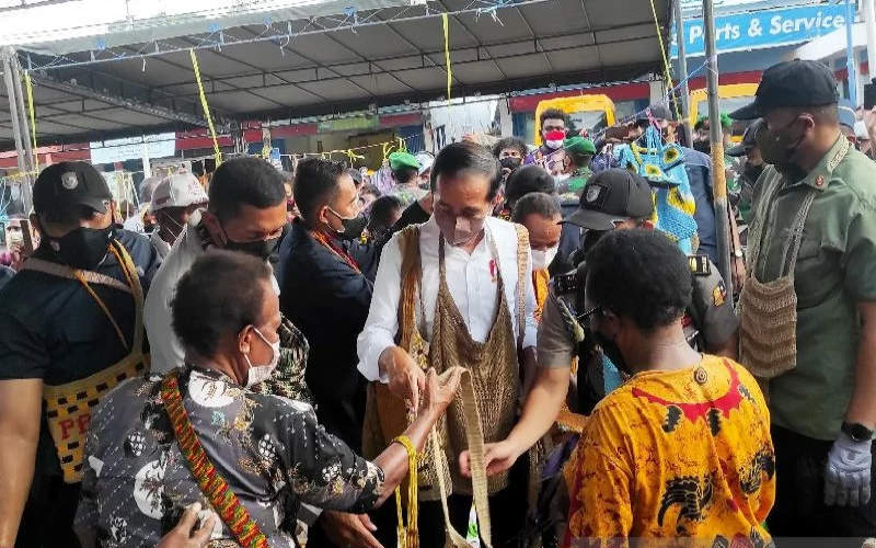  Seru, Ini Momen Presiden Jokowi Borong Noken yang Dijual Mama-mama