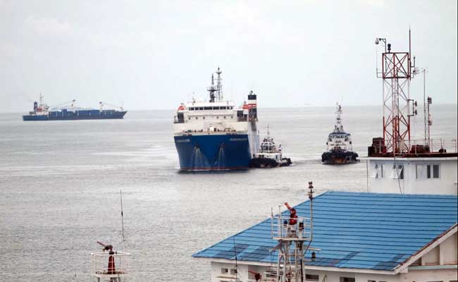 Ilustrasi. Kapal ferry saat memasuki pelabuhan Makassar, Sulawesi Selatan, Selasa (11/2/2020). Bisnis/ Paulus Tandi Bone