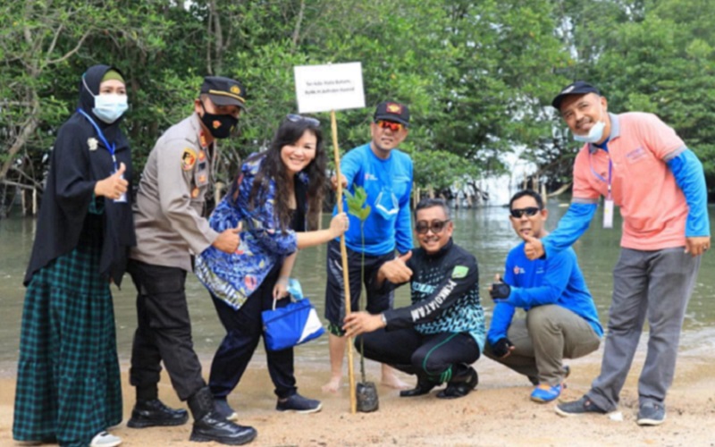  Peserta Astindo JoyBike Tanam Mangrove di Destinasi Wisata