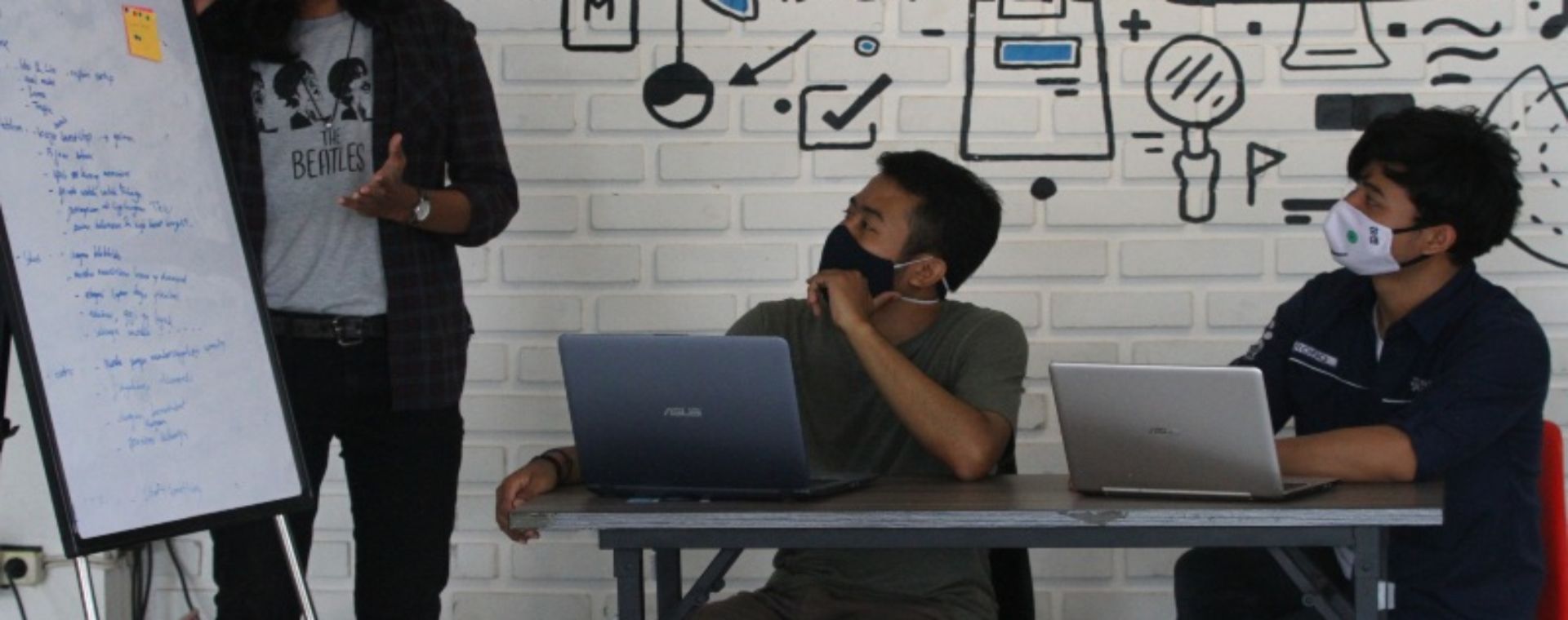 Pengelola perusahaan rintisan digital atau startup mengoperasikan program pelayanan di sebuah kantor bersama berbasis jaringan internet (Coworking space) Ngalup.Co di Malang, Jawa Timur, Senin (12/10/2020). /ANTARA FOTO-Ari Bowo Sucipto