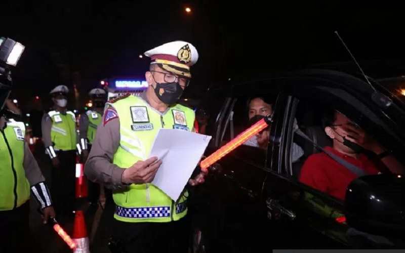 Dirlantas Polda Metro Jaya Kombes. Pol. Sambodo Purnomo Yogo memimpin Operasi Kepolisian Ketupat Jaya 2021 dalam rangka Penyekatan Jalan Tol untuk Larangan Mudik Lebaran Tahun 2021 di Titik penyekatan Cikarang Barat, Kamis (6/5/2021) dini hari/Antara