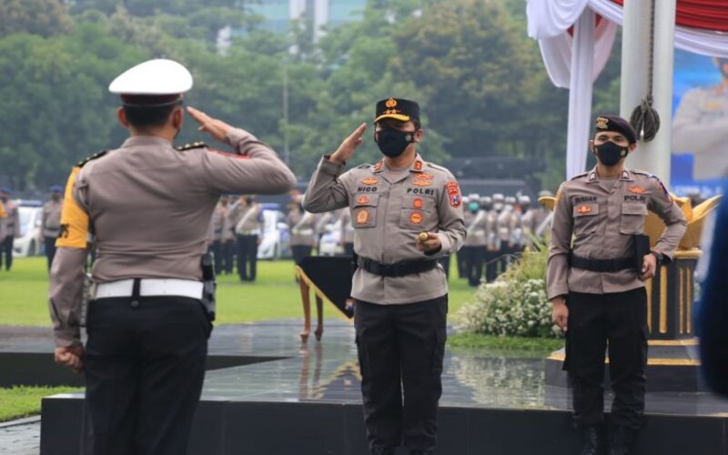 Kapolda Jatim Irjen Pol Nico Afinta saat memimpin apel gelar pasukan dalam rangka Operasi Zebra Semeru 2021 di Mapolda setempat, Surabaya, Senin (15/11/2021)./Antara-Bidhumas Polda Jatim.