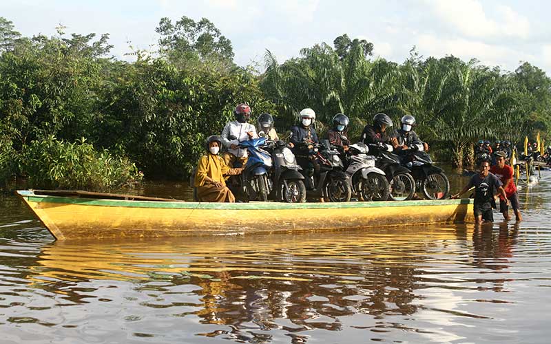  Banjir di Kalbar Belum Surut, Warga Terpaksa Menggunakan Rakit Untuk Melintasi Banjir