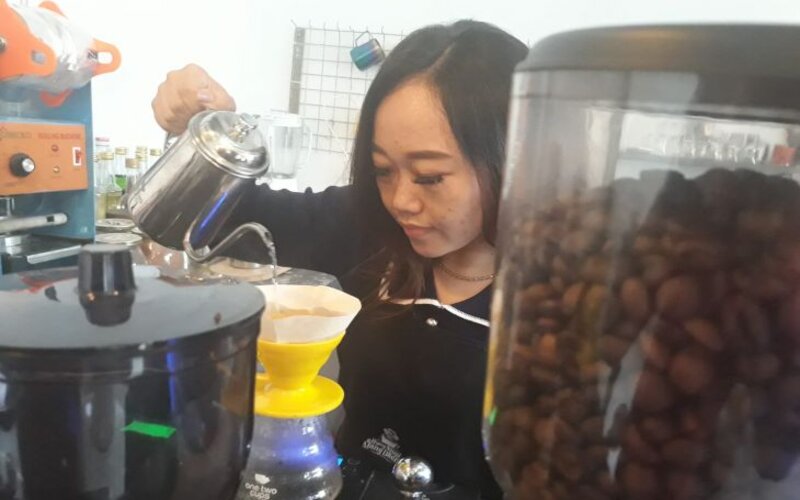 Anne Herliana warga Pandeglang berbisnis kedai kopi./Antara-Fadzar Ilham.