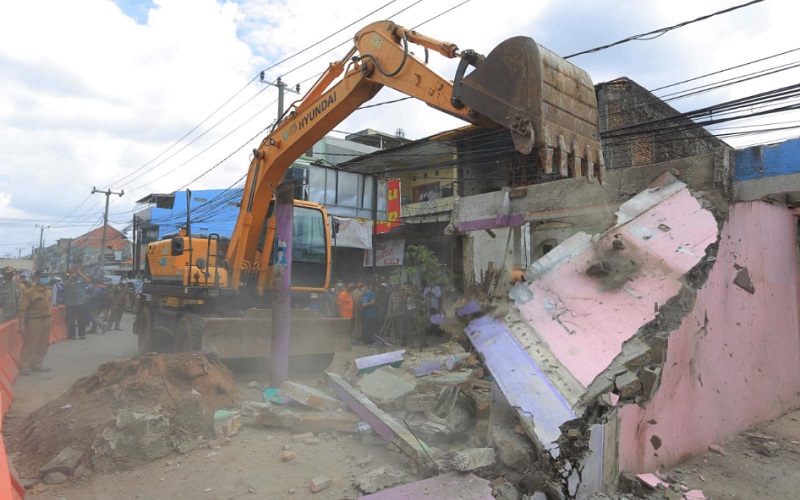 Arief Pantau Langsung Pembongkaran Rumah di Jalan Maulana Hasanudin