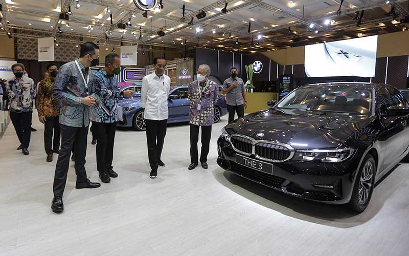  Presiden Joko Widodo Tinjau BMW Group Pavilion Saat GIIAS 2021