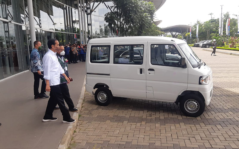  Kunjungi GIIAS 2021, Jokowi Jajal Mobil Listrik Mitsubishi
