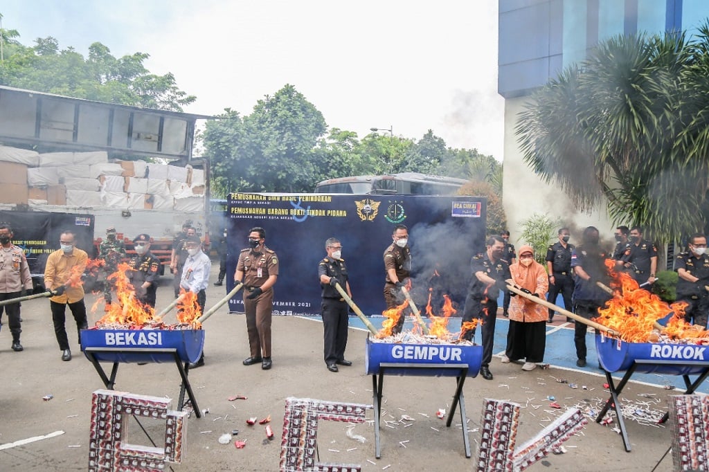  Jalankan Fungsi Perlindungan Masyarakat, Bea Cukai Bekasi Musnahkan Jutaan Barang Kena Cukai Ilegal