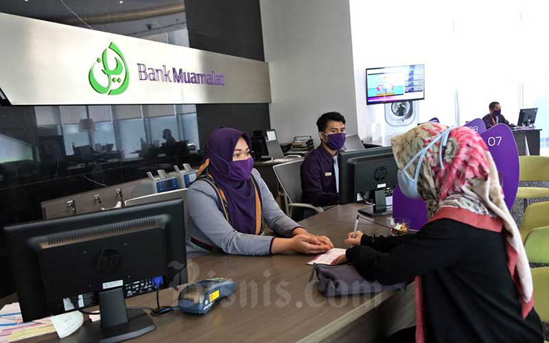 aryawan melayani nasabah di Kantor Pusat Bank Muamalat, Jakarta, Senin (7/9/2020). Bisnis/Eusebio Chrysnamurti