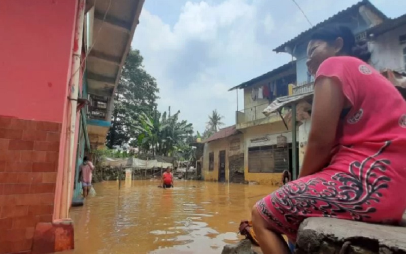 Kawasan Rawajati, Pancoran Jakarta Selatan,  masih direndam banjir setinggi 20-40 sentimeter. Warga di Jalan Bina Warga Rukun Tetangga (RT) 03 RW 07 berupaya mengurai genangan, Senin (8/11/2021)./Antara