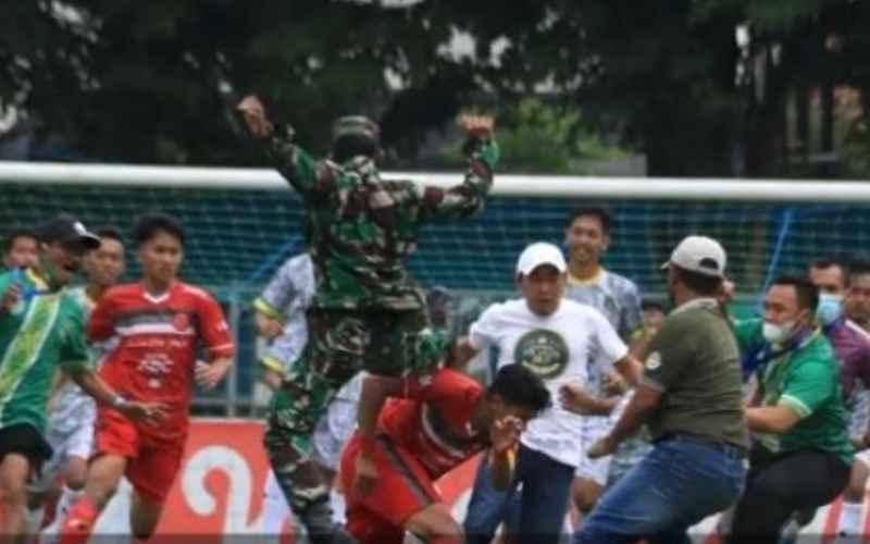  Tiba-tiba Masuk Lapangan, Ketua DPRD Kota Pasuruan Dipukul Kapten AFA Syailendra