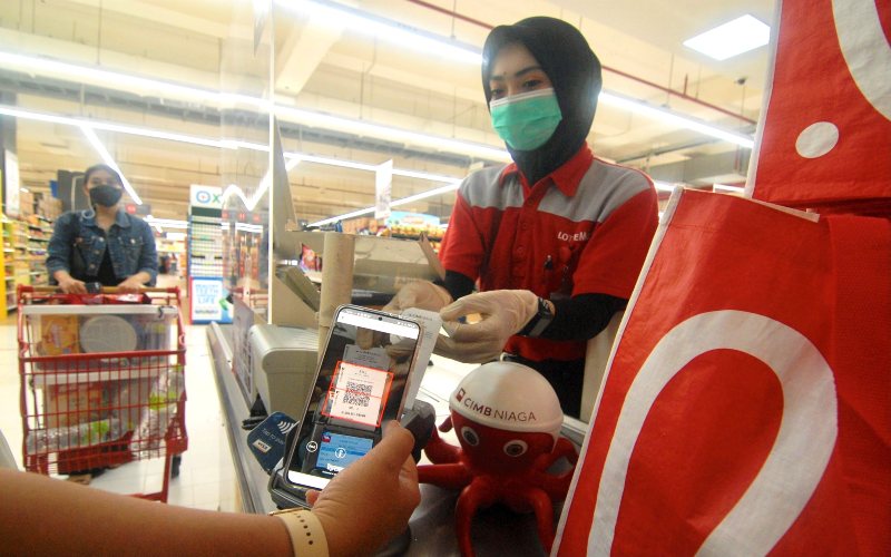Nasabah sedang melakukan transaksi pembayaran menggunakan Scan QRIS OCTO Mobile di LOTTE Mart Bintaro Jaya, Rabu (5/5/2021). / Dok. CIMB Niaga