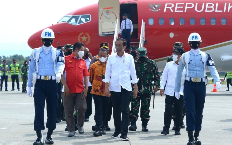 Presiden Jokowi beserta rombongan tiba di Bandara Sentani, Kabupaten Jayapura, Papua, Sabtu (13/11/2021) - BPMI Setpres