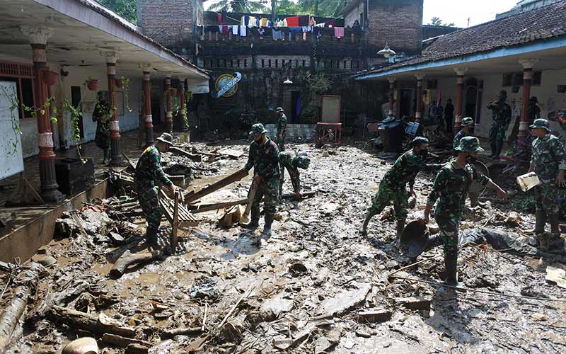  Banjir Bandang Terjang Pondok Pesantren di Jember Jawa Timur