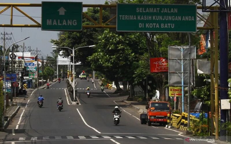 Sejumlah pengguna jalan melintas di jalur wisata yang kini sepi saat penerapan pembatasan sosial berskala besar (PSBB) di Kota Batu, Jawa Timur, Selasa (26/5/2020)./Antara-Ari Bowo Sucipto