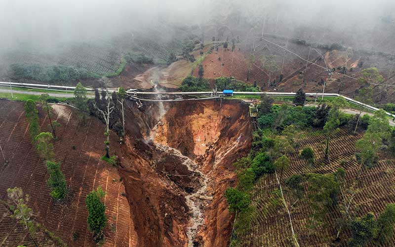  Jalur Utama di Kawasan Wisata Derajat Pass Garut Longsor