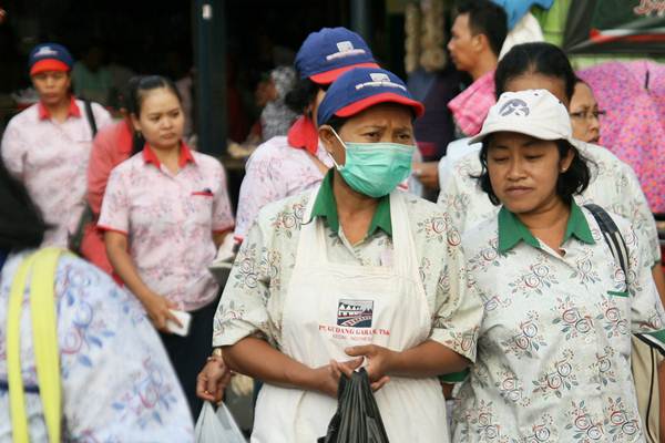Buruh linting berjalan keluar dari area pabrik rokok PT Gudang Garam Tbk,  di Kediri, Jawa Timur, Selasa (21/6)./Antara-Prasetia Fauzani
