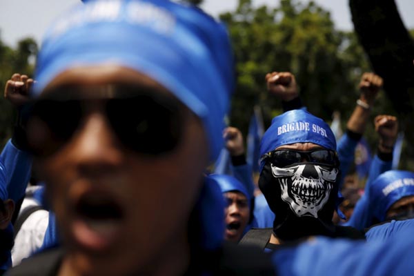 Demo buruh menolak upah minimum berjalan menuju Istana Presiden pada 30 Oktober 2015/Reuters-Beawiharta