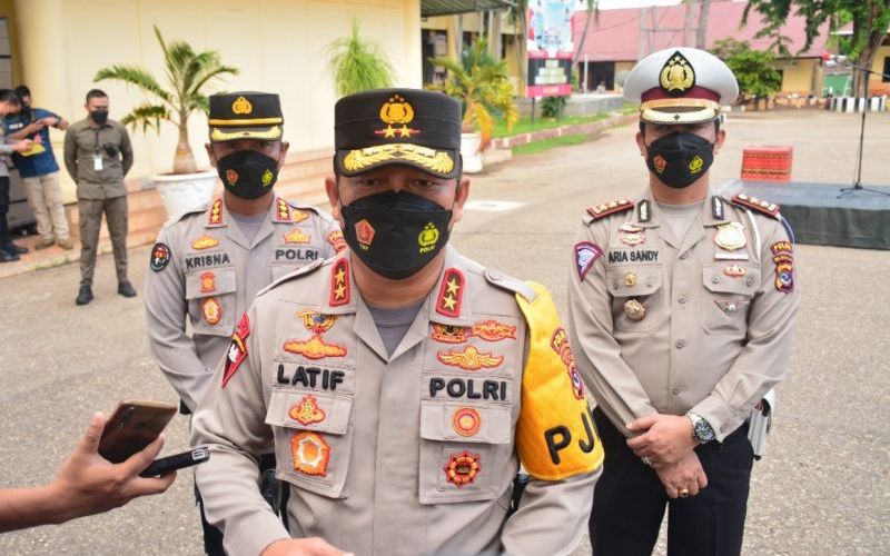 Kapolda NTT Irjen Pol Lotharia Latif saat memberikan keterangan kepada wartawan di Kupang - ANTARA/Kornelis Kaha