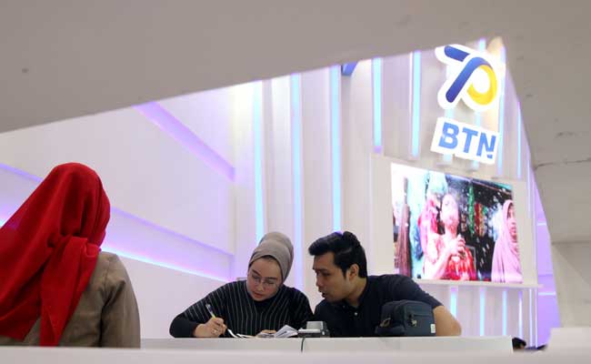 Pengunjung mencari informasi mengenai Kredit Pemilikan Rumah (KPR) di Indonesia Properti Expo (Ipex) 2020 di Jakarta, Minggu (16/2/2020). Bisnis/Arief Hermawan P