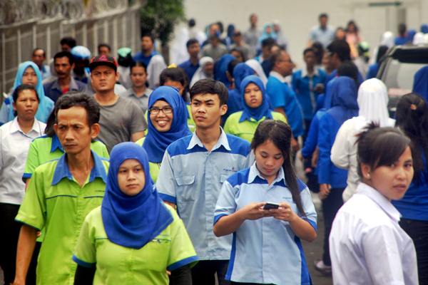 Buruh pabrik garmen berjalan keluar pabrik di Citeureup, Kabupaten Bogor, Jawa Barat, Senin (20/2/2017)./Antara-Yulius Satria Wijaya