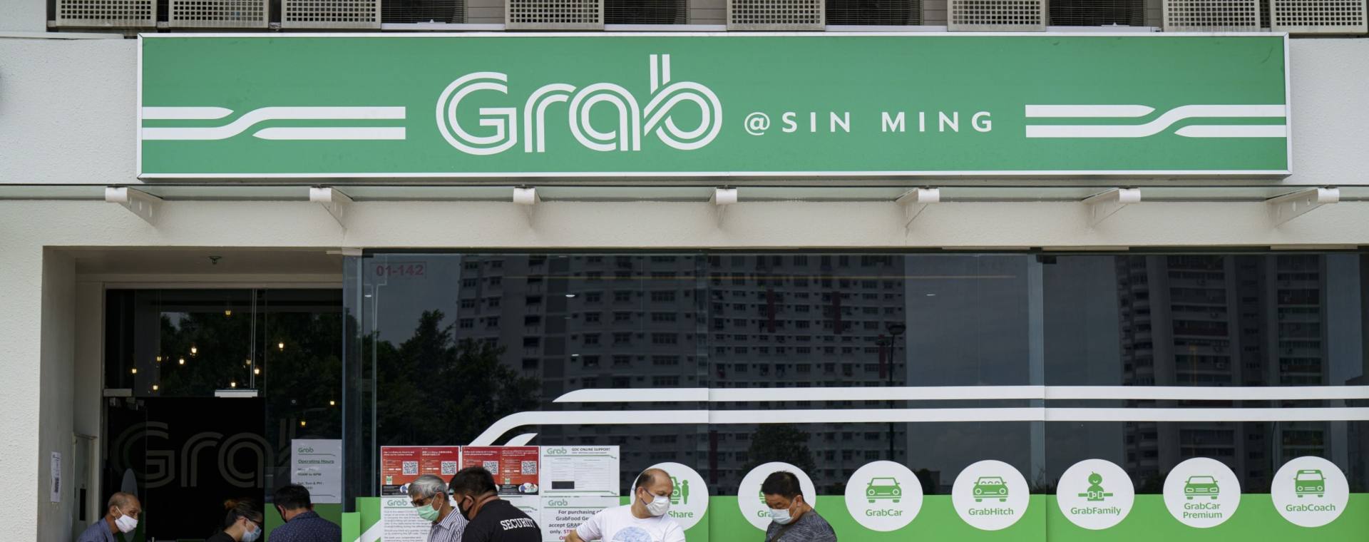 Orang-orang mengantri di luar kantor pusat pengemudi untuk GrabFood, milik Grab Holdings Inc., di Singapura.  - Bloomberg