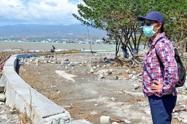 Susi Pudjiastuti di sela-sela kunjungannya meninjau korban bencana gempa bumi dan tsunami, serta memantau posko bantuan KKP, di Palu, Sulawesi Tengah, Minggu (30/9/2018)./Istimewa