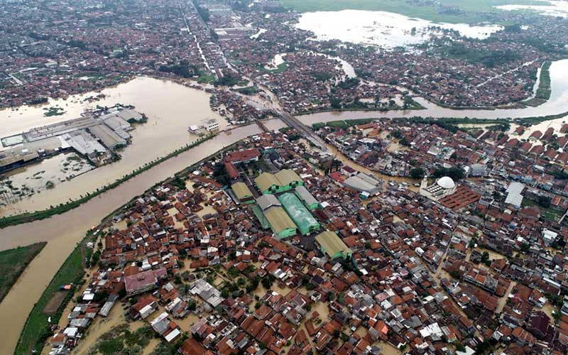Tinjau Sodetan Cisangkuy, Ridwan Kamil Pastikan Luasan Banjir Terus Berkurang