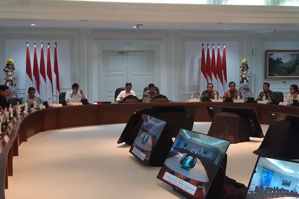 Presiden Joko Widodo (tengah) memimpin rapat terbatas soal strategi kebijakan memperkuat cadangan devisa di Kantor Presiden, Jakarta, Selasa (14/8). Rapat terbatas bersama sejumlah menteri Kabinet Kerja dan Kepala Lembaga ini merupakan rapat lanjutan dari rapat serupa yang pernah digelar pada akhir Juli 2018./Bisnis-Yodie Hardiyan