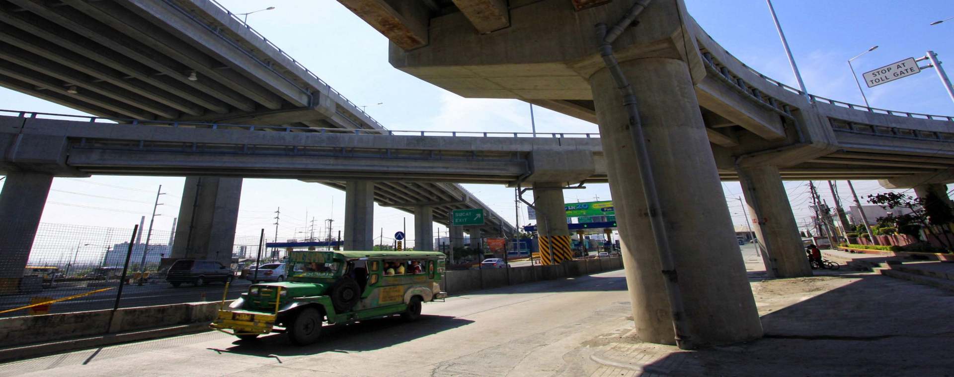Sebuah kendaraan melewati perpanjangan Skyway yang baru dibangun dari South Luzon Expressway (SLEx) di Manila, Filipina, 30 Januari 2011./Bloomberg-Edwin Tuyay