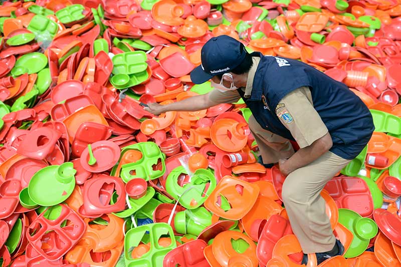  Pemusnahan Produk Melamin Perangkat Makan dan Minum Yang Tidak Memenuhi SNI