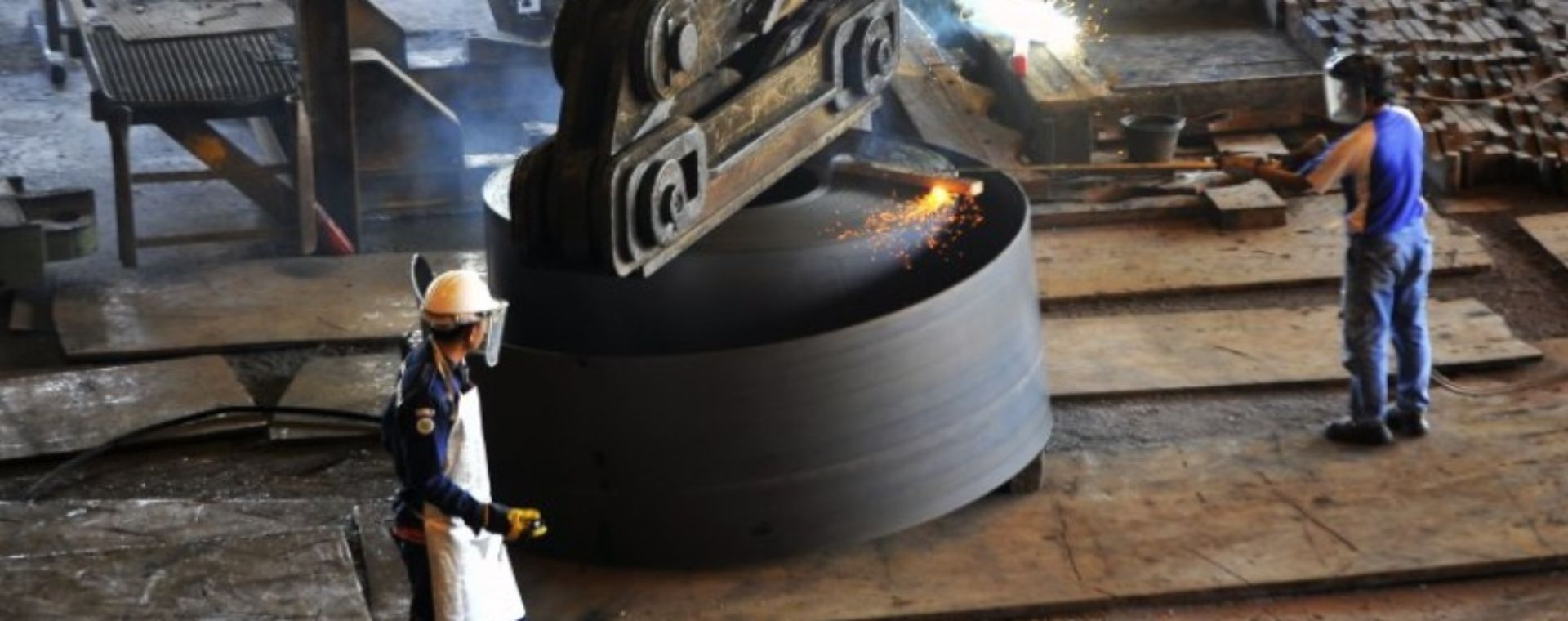 Pekerja memotong lempengan baja panas di pabrik pembuatan hot rolled coil (HRC) PT Krakatau Steel (Persero) Tbk di Cilegon, Banten. ANTARA/ASEP FATHULRAHMAN