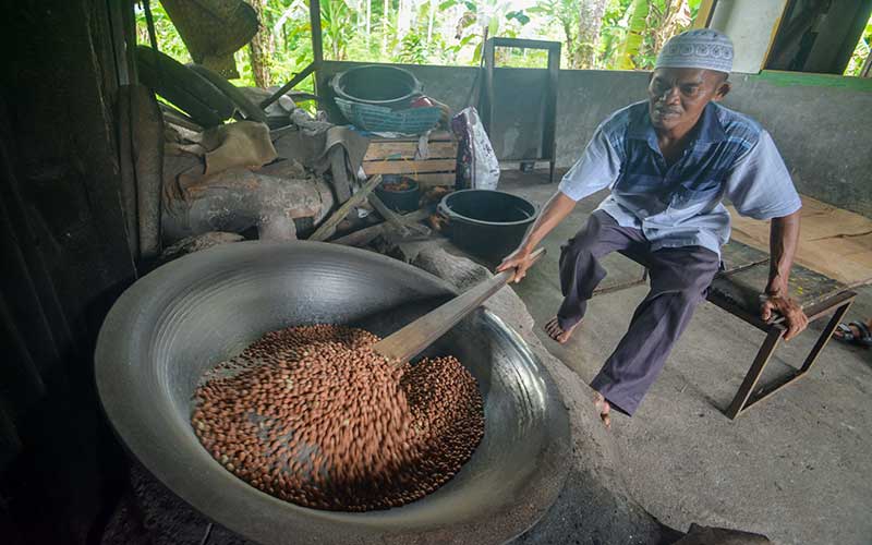  Melihat Produksi Kipang Kacang, Cemilan Khas Minang Berbahan Dasar Gula Aren