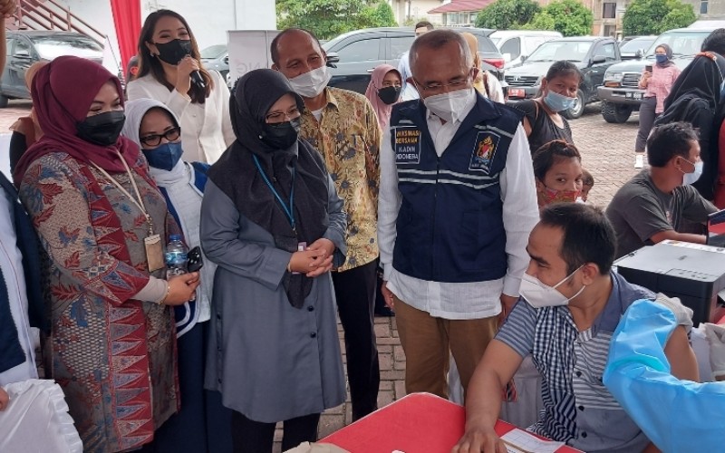 OJK Riau dan Kadin Salurkan 10.000 Vaksin dan Luncurkan Mobil Vaksin Keliling