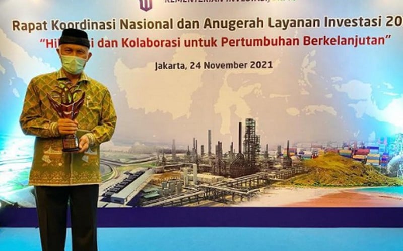 Gubernur Sumatra Barat Mahyeldi memperlihatkan penghargaan yang diterima dari Presiden Joko Widodo di Jakarta, Rabu (24/11/2021). /istimewa