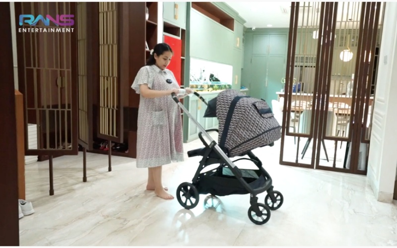  Nagita Slavina Pamerkan Stroller Bayi Harga Ratusan Juta, Netizen: Apa Kelebihannya?