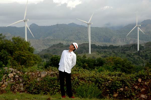 Presiden Joko Widodo mengamati turbin kincir angin usai meresmikan Pembangkit Listirk Tenaga Bayu (PLTB) di Desa Mattirotasi, Kabupaten Sidrap, Sulawesi Selatan, Senin (2/7/2018)./ANTARA-Abriawan Abhe