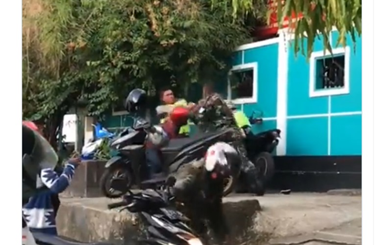 Aksi Baku Hantam TNI Vs Polisi di Ambon Berakhir Damai, Ini Video Viralnya