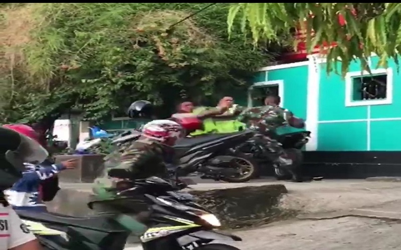  Viral, Video 2 Polisi Terlibat Adu Jotos dengan Seorang Anggota TNI di Maluku