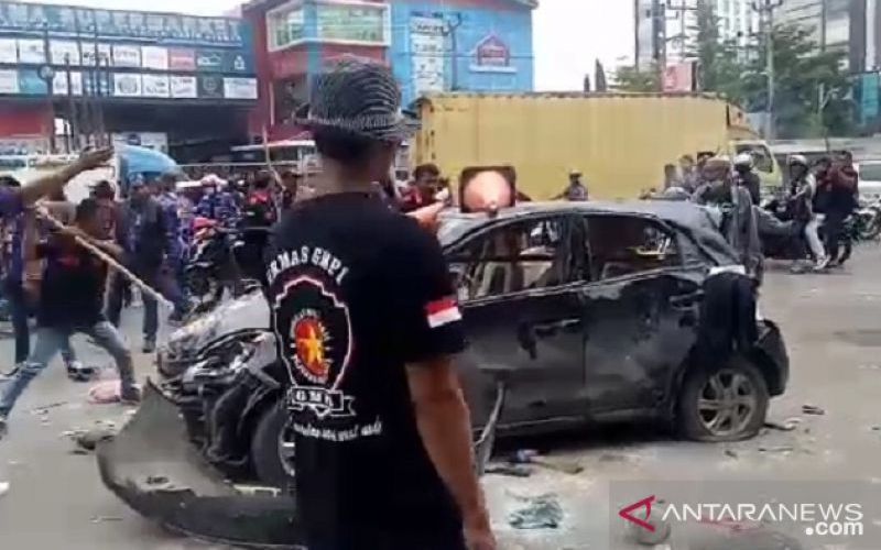Perusakan mobil dalam bentrokan Ormas di Karawang - ANTARA